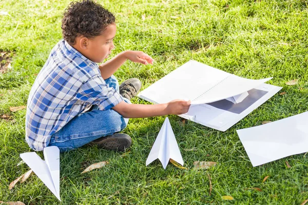 African American Mexican Boy Learning Jak Złożyć Samoloty Papieru Zewnątrz — Zdjęcie stockowe