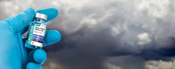 Doutor Enfermeira Segurando Coronavirus Covid Frasco Vacina Contra Nuvens Tempestade — Fotografia de Stock