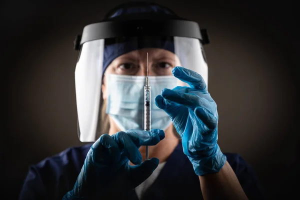 Лікар Або Медсестра Тримає Медичний Шприц Голкою Темний Фон — стокове фото
