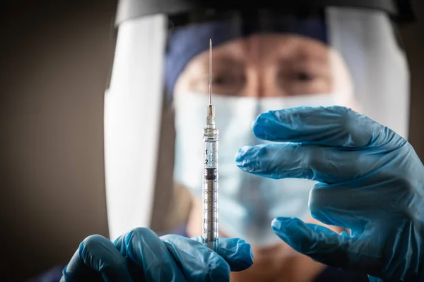 Médico Enfermeira Segurando Seringa Médica Com Agulha Adesiva Fundo Escuro — Fotografia de Stock