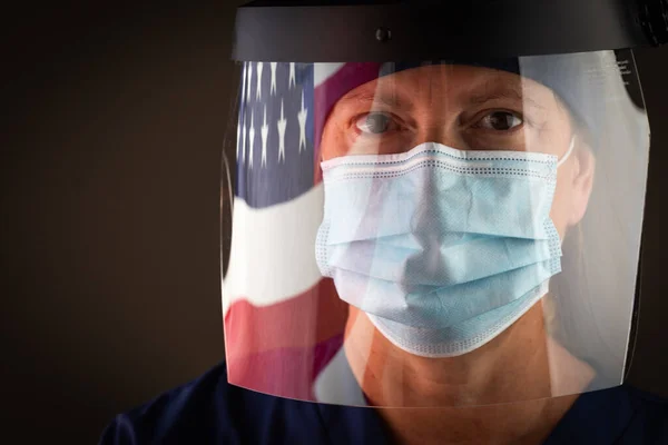 Bandera Americana Reflexionando Sobre Trabajadora Médica Usando Máscara Protectora Escudo —  Fotos de Stock