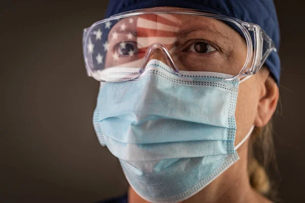 Bandera Americana Reflexionando Sobre Trabajadora Médica Usando Máscara Protectora Gafas — Foto de Stock