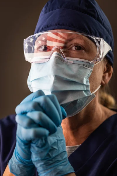 Bandera Americana Reflexionando Sobre Oración Angustiada Trabajadora Médica Usando Máscara — Foto de Stock