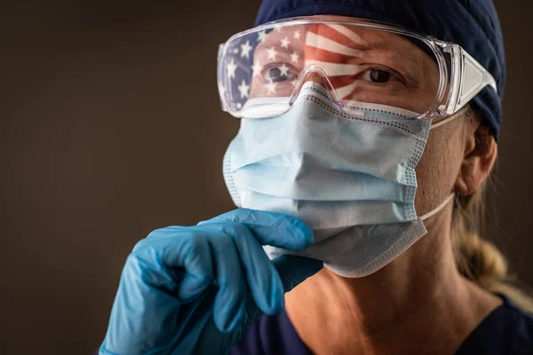 Bandera Americana Reflexionando Sobre Trabajadora Médica Usando Máscara Protectora Gafas — Foto de Stock