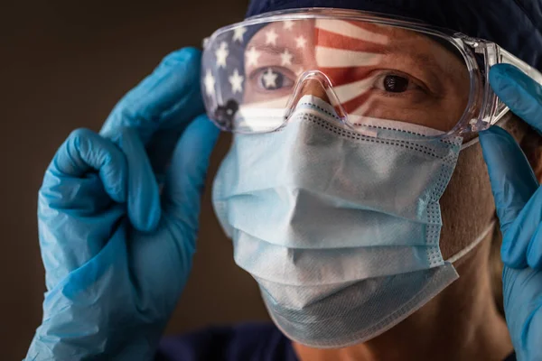 Bandera Americana Reflexionando Sobre Trabajadora Médica Usando Máscara Protectora Gafas —  Fotos de Stock