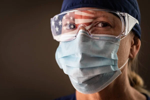 Amerikaanse Vlag Reflecteren Vrouwelijke Medische Werknemer Dragen Beschermende Gezichtsmasker Brillen — Stockfoto