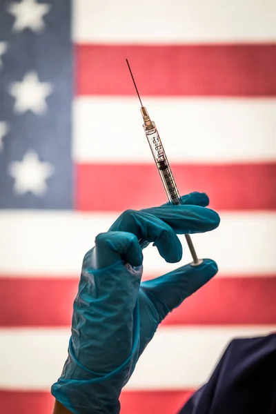 Front Line Worker Holding Syringe Coronavirus Vakcinával Vagy American Flag — Stock Fotó