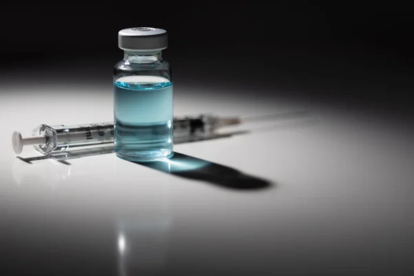 Fecskendő Gyógyszer Injekciós Üveg Világoskék Kémiai Foltos Lit Fényvisszaverő Háttér — Stock Fotó