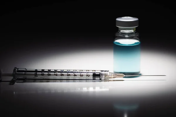 Spruta Kanyl Och Medicin Injektionsflaska Med Ljusblå Kemisk Spotbelysning Reflekterande — Stockfoto