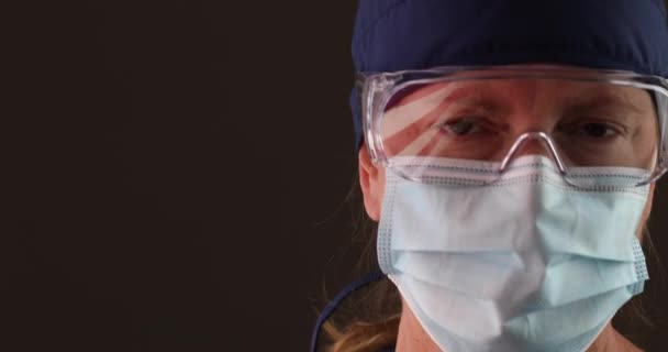 หมอหร อพยาบาลสวมหน ากากใบหน าทางการแพทย และแว นตาท การสะท อนธงอเมร — วีดีโอสต็อก