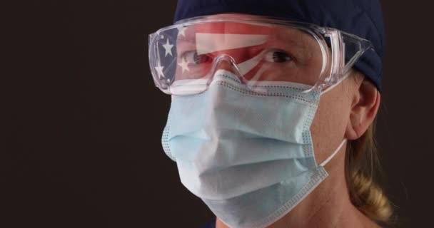 Médecin Infirmière Portant Masque Médical Des Lunettes Avec Reflet Drapeau — Video