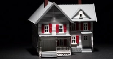 4k Lpot Aydınlatma Model Evi Karanlık Arkaplanda Yavaşça Dönüyor.