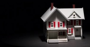 4k Lpot Aydınlatma Model Evi Karanlık Arkaplanda Yavaşça Dönüyor.