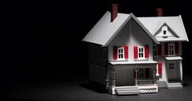 4k Lpot Aydınlatma Model Evi Karanlık Arkaplanda Yavaşça Dönüyor.