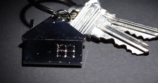 Spot Lit Keys House Keychain Slowly Rotating Dark Background — Stock Video