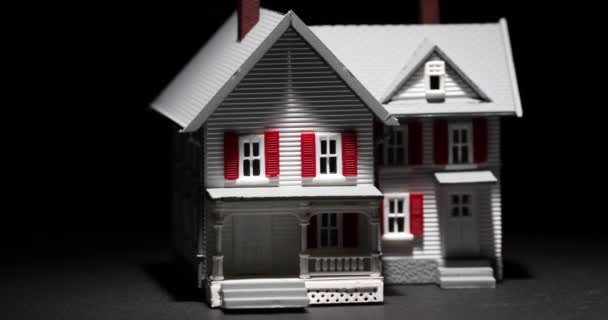 Casa Modelo Spot Lit Girando Lentamente Sobre Fondo Oscuro — Vídeos de Stock