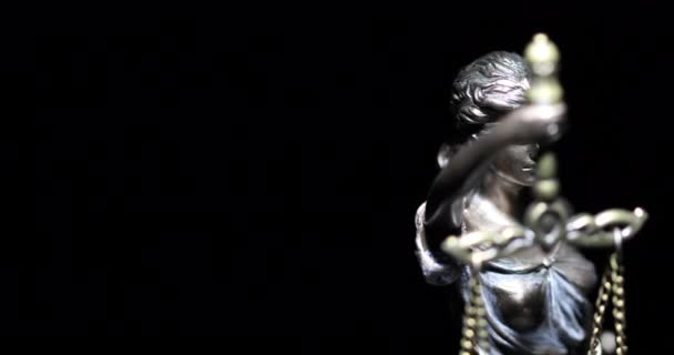 Fața Locului Lit Lady Justice Statuie Încet Rotind Fundal Negru — Videoclip de stoc