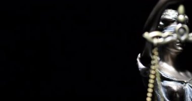 4k Benekli Kadın Adalet Heykeli Siyah Arkaplanda Yavaşça Dönüyor.