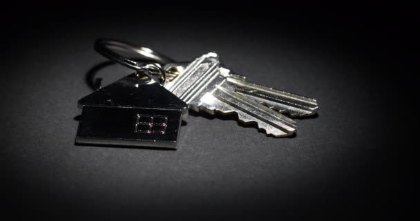 Spot Lit Keys Και Σπίτι Μπρελόκ Αργά Περιστρέφεται Σκούρο Φόντο — Αρχείο Βίντεο
