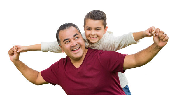 Отец-латиноамериканец и сын смешанной расы развлекаясь на белом фоне.