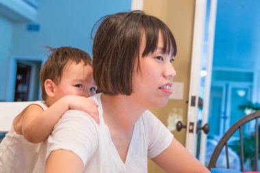 Melez Çinli ve Kafkasyalı Çocuk Çin Annesiyle İçerde Eğleniyor.