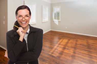 New House 'un Boş Odasında Kalemli Kadın.