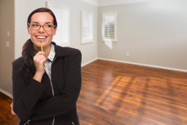 New House 'un Boş Odasında Kalemli Kadın.