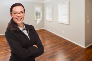 Yeni Evin Boş Odasında Bir Kadın.