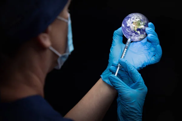 Läkare Eller Sjuksköterska Administiring Vaccin Genom Spruta Planeten Jorden — Stockfoto