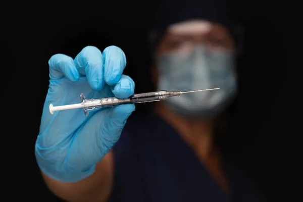 Arzt Oder Krankenschwester Hält Spritze Mit Nadel — Stockfoto