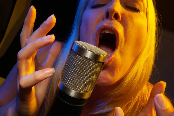 Vocalista Femenina Bajo Iluminación Gelificada Canta Con Pasión Micrófono Condensador — Foto de Stock