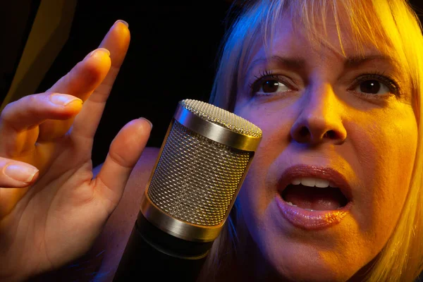 Une Chanteuse Sous Éclairage Gélifié Chante Avec Passion Dans Microphone — Photo