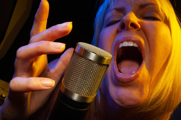 Cantante Femminile Sotto Illuminazione Gelida Canta Con Passione Nel Microfono — Foto Stock