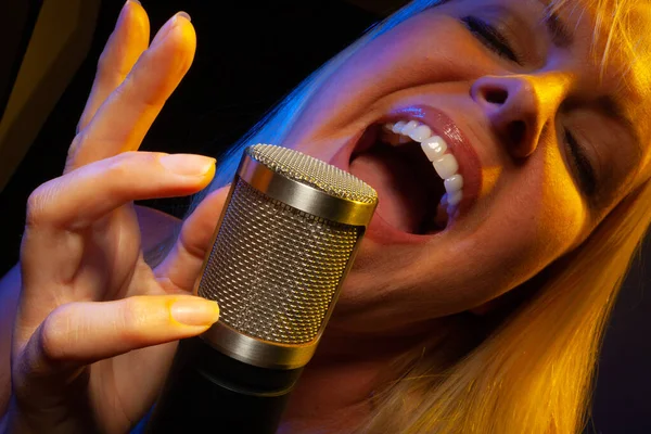 Vocalista Femenina Bajo Iluminación Gelificada Canta Con Pasión Micrófono Condensador — Foto de Stock