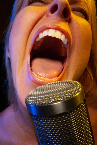 Cantante Femminile Sotto Illuminazione Gelida Canta Con Passione Nel Microfono — Foto Stock