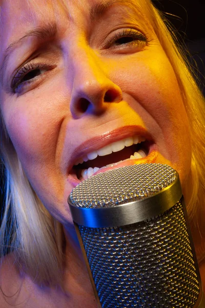 Žena Zpěvačka Pod Gelovým Osvětlením Zpívá Vášnivě Kondenzátoru Mikrofon — Stock fotografie