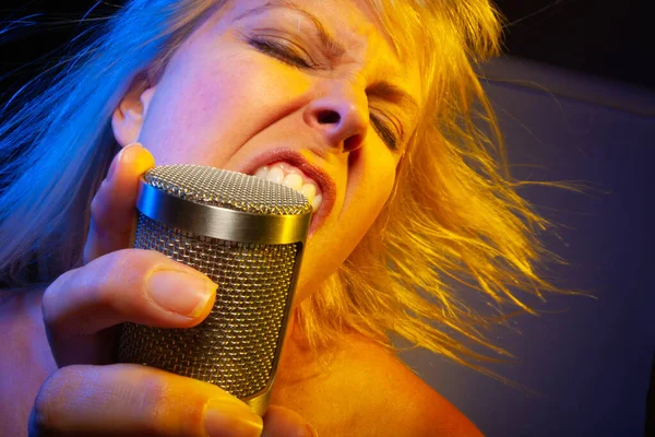 Vocalista Feminina Sob Iluminação Gelificada Canta Com Paixão Microfone Condensador — Fotografia de Stock