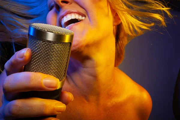 Vocalista Feminina Sob Iluminação Gelificada Canta Com Paixão Microfone Condensador — Fotografia de Stock