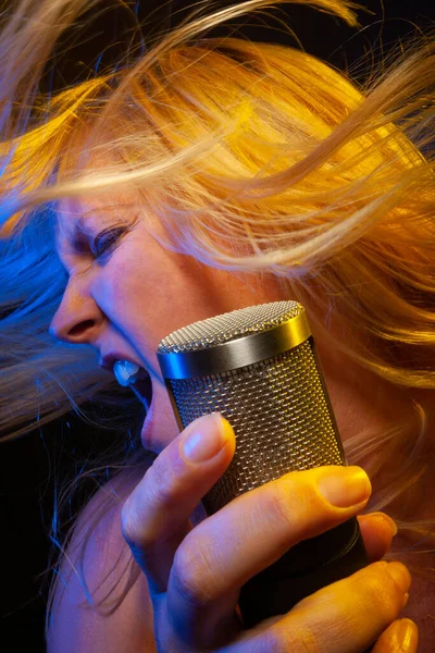 Cantante Femminile Sotto Illuminazione Gelida Canta Con Passione Nel Microfono — Foto Stock