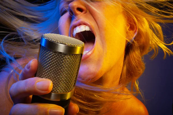 Vocalista Femenina Bajo Iluminación Gelificada Canta Con Pasión Micrófono Condensador —  Fotos de Stock