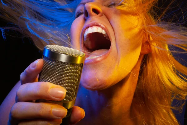Vocalista Feminina Sob Iluminação Gelificada Canta Com Paixão Microfone Condensador — Fotografia de Stock