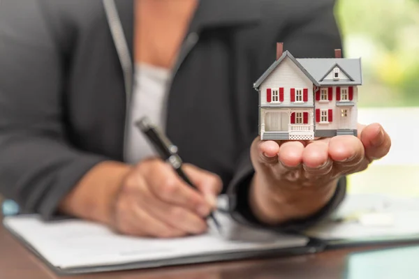 Mujer Firma Contrato Bienes Raíces Papeles Sosteniendo Pequeña Casa Modelo — Foto de Stock