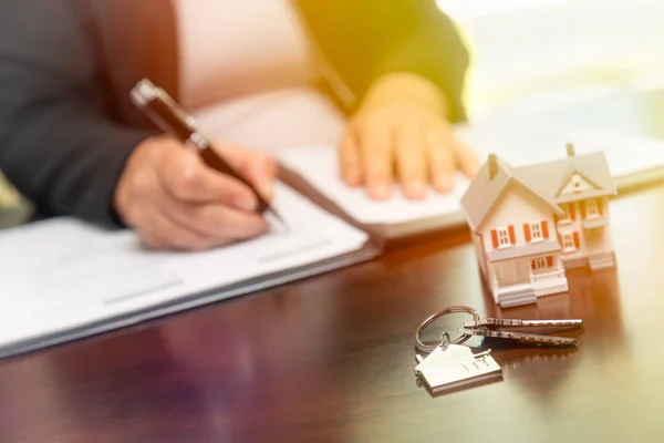 Mujer Firmando Papeles Contrato Bienes Raíces Con Llaves Casa Llavero — Foto de Stock