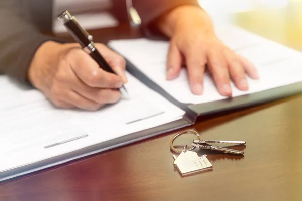 Žena Podepisuje Smlouvy Nemovitostech Papíry Klíče Domu Domácí Klíč Před — Stock fotografie
