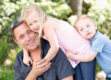 Genç Kafkasyalı Baba, Kız ve Oğul parkta eğleniyor.