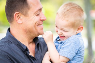 Genç Kafkas Baba ve Oğlu parkta eğleniyor..