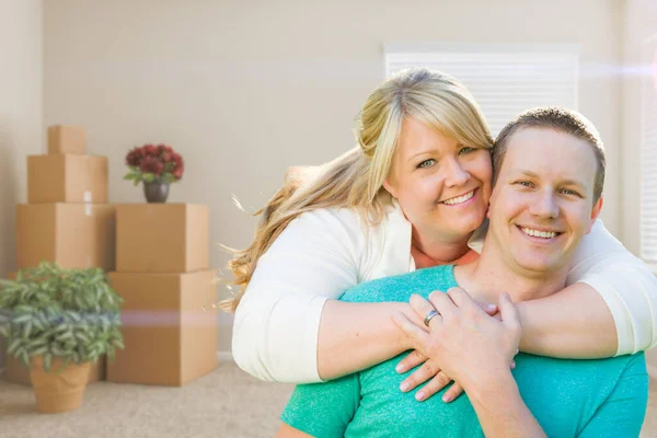 Happy Caucasian Couple Empty Room Cardboard Boxes Moving New House — Stock Photo, Image