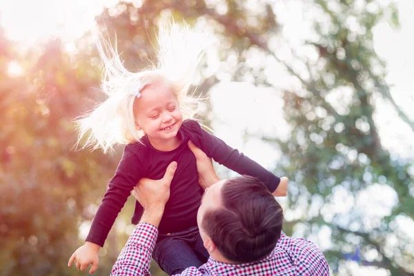 Genç Kafkasyalı Baba Kızı Parkta Eğleniyor — Stok fotoğraf