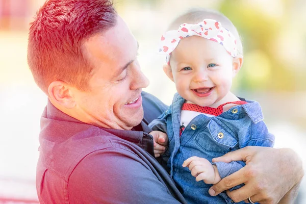 公園で若い白人の父と赤ちゃんの女の子 — ストック写真