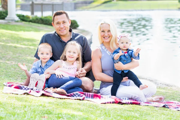 Heureux Jeune Caucasien Famille Portrait Dans Parc — Photo